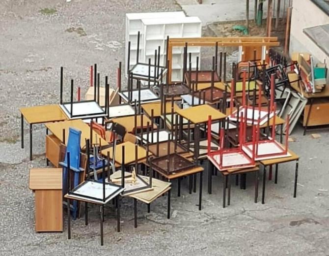 Vecchi banchi scolastici