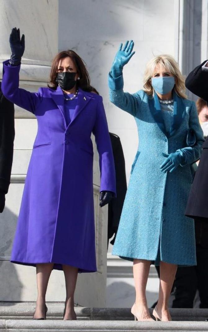 Kamala Harris (a sinistra in viola) e Jill Biden