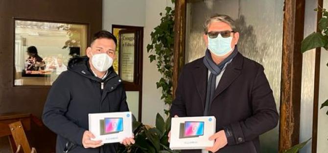Il gestore della refezione scolastica dona due tablet alle scuole