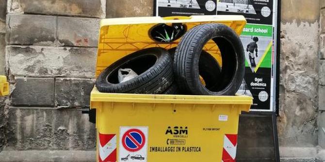 Pneumatici nel cassonetto della plastica