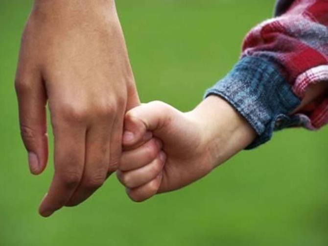 Mano a un bambino