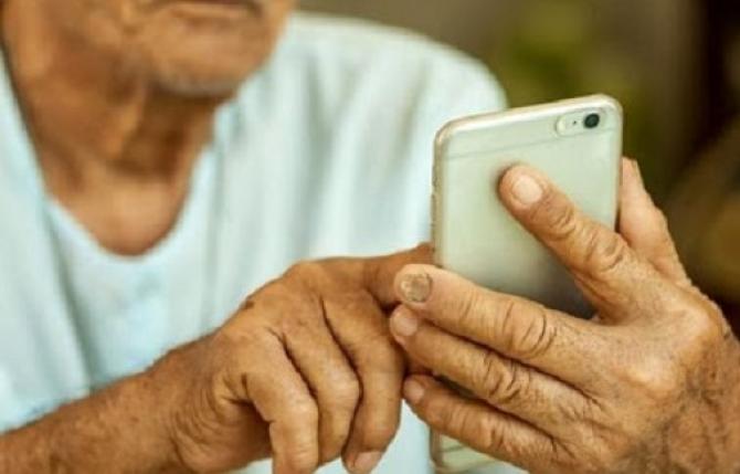 Anziano al telefono