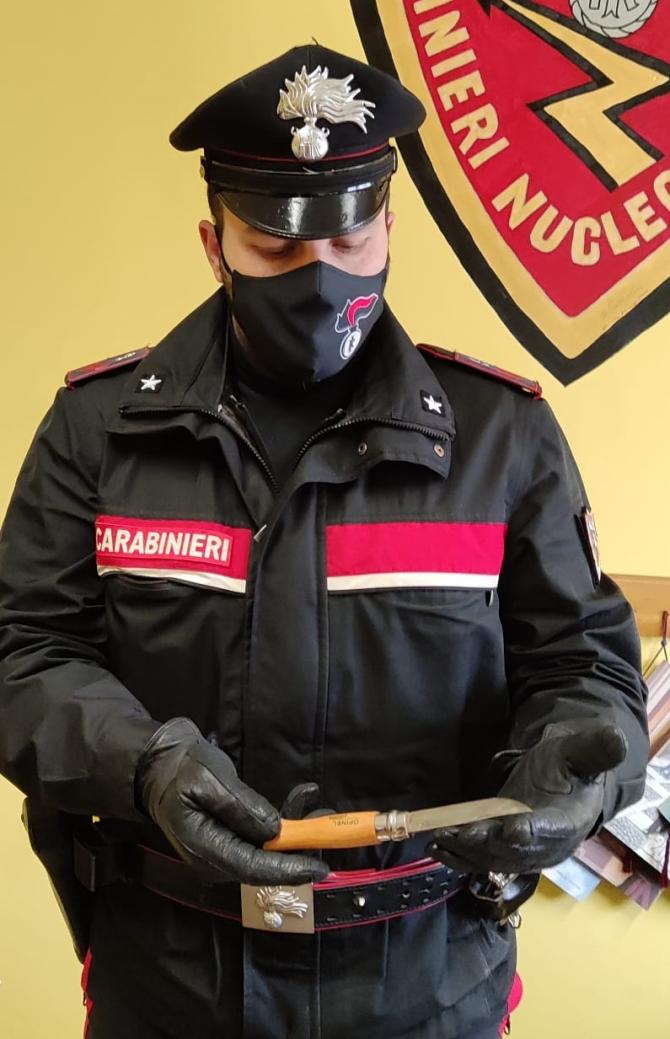 Viaggiava con un coltello nell'auto, denunciato