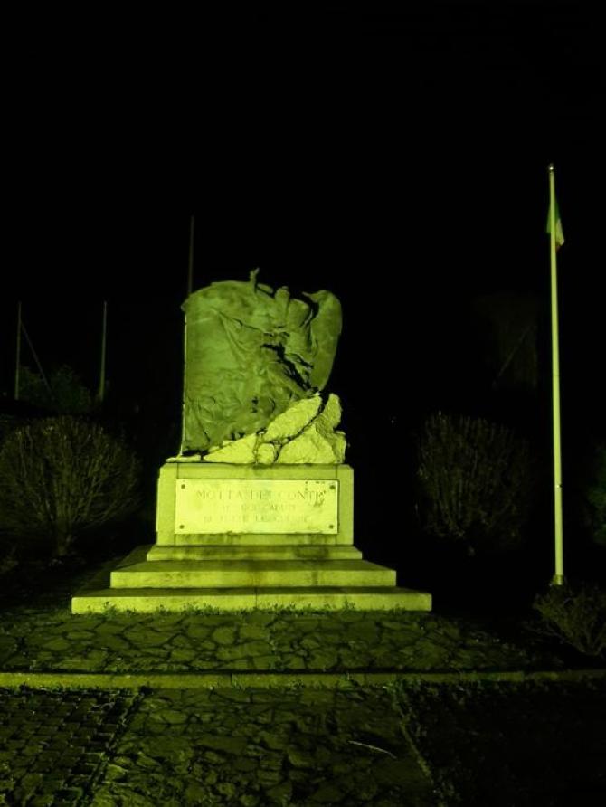 Motta de' Conti monumento ai Caduti illuminato