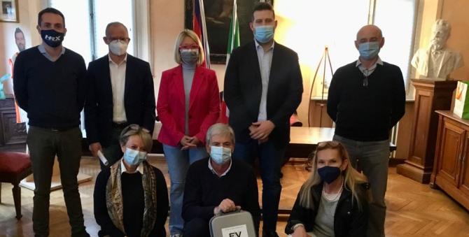 Un defibrillatore per il Palazzetto dello sport Loro Piana