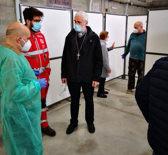 Crescentino: visita dell'Arcivescovo Arnolfo al centro vaccinale