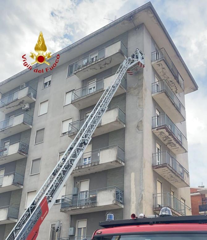 Il vento stacca porzioni di intonaco: danni alle auto parcheggiate