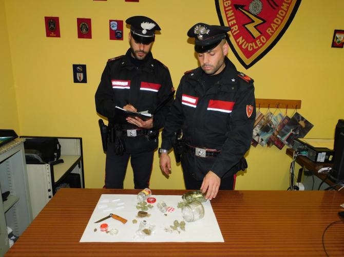 Ha addosso sei dosi di cocaina e un coltello: arrestato