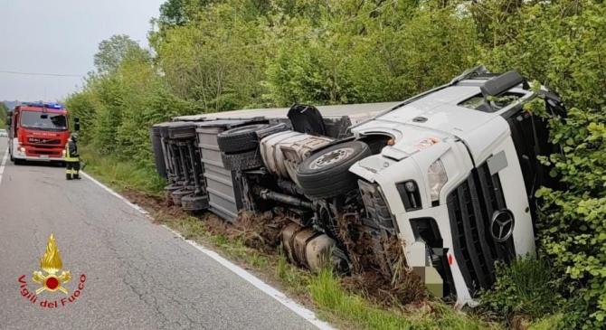 Gattinara: si ribalta autoarticolato 