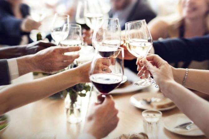 Estate senza tavolate: al ristorante al massimo in quattro 