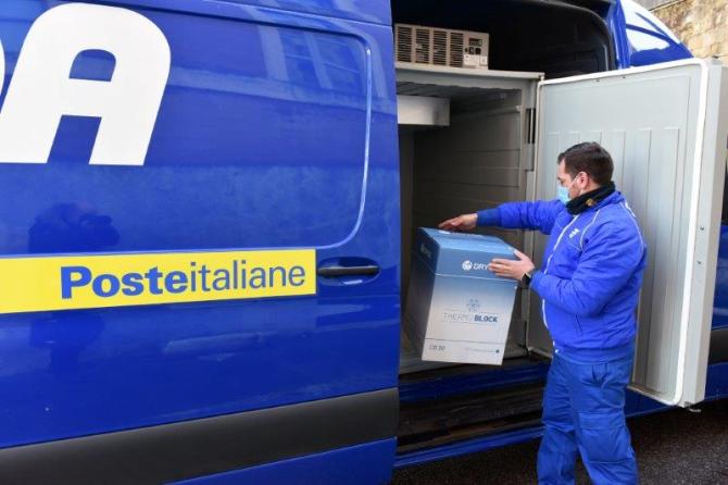 Sda consegna vaccini all'ospedale di Vercelli