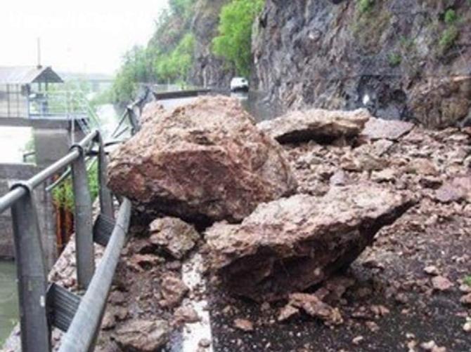 Strada per Vintebbio chiusa al traffico per caduta massi