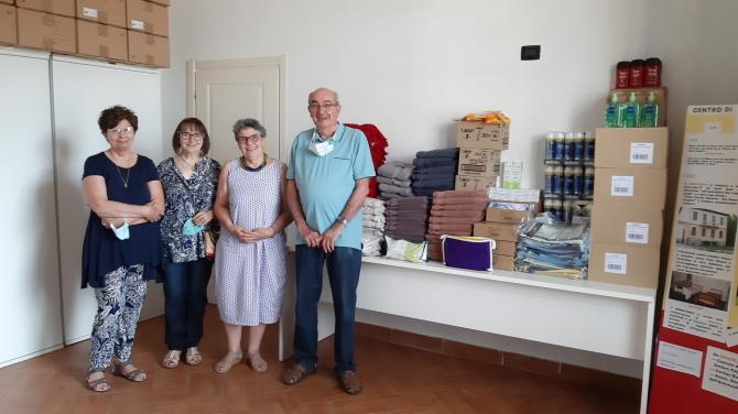 Avulss dona prodotti per l'igiene agli ospiti del dormitorio