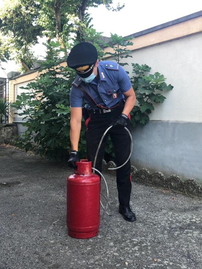 Carabinieri bombola gas