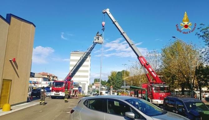 vigili del fuoco, palo della luce caduto in corso Bormida