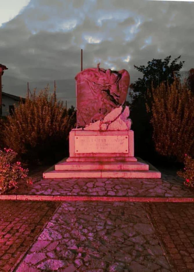 Motta de' Conti monumento ai Caduti illuminato
