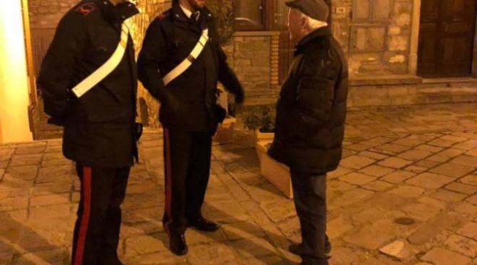 Carabinieri con anziano
