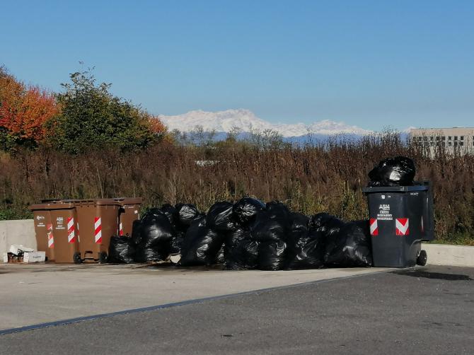 Sacchi immondizia via Adige a Vercelli
