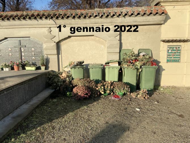 Bidoni verdi al cimitero di Vercelli