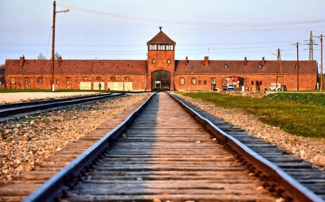 Giorno della Memoria: lumi, docufilm e corona al cancello del ghetto