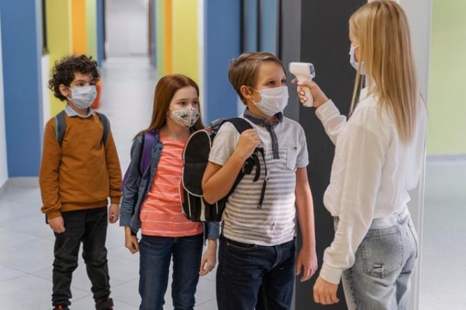 Scuola bambini con mascherina