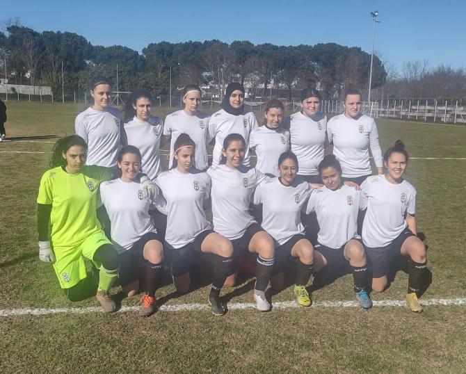 Entra in campo con lo hijab e l’arbitro le impone di toglierlo 