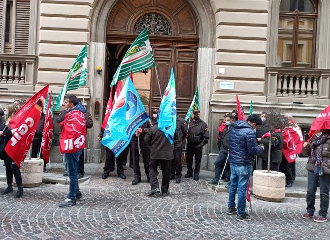 Lavoratori Fidelitas fuori dalla prefettura di Vercelli