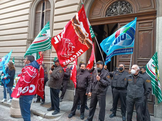 Le guardie giurate Fidelitas venerdì 11 marzo davanti alla Prefettura di Vercelli 