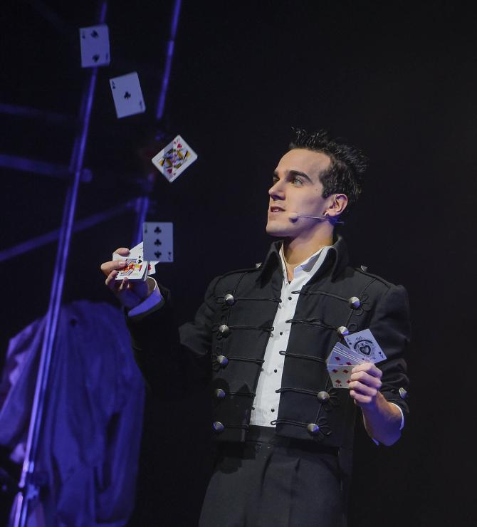 "L'Illusionista": a Vercelli Luca Bono, il Clark Kent della magia