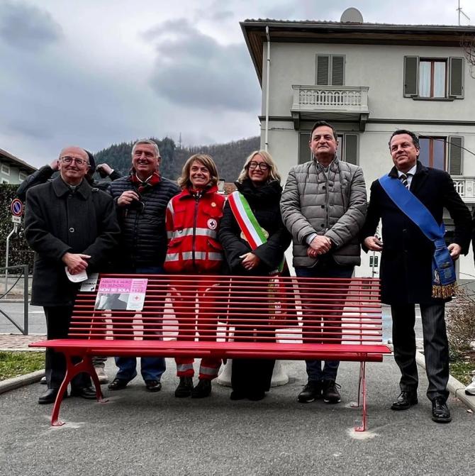Inaugurata la panchina rossa in via Risorgimento