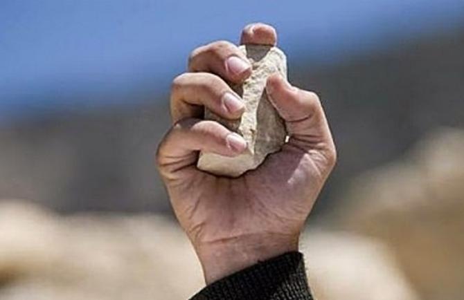 Mano con pietra