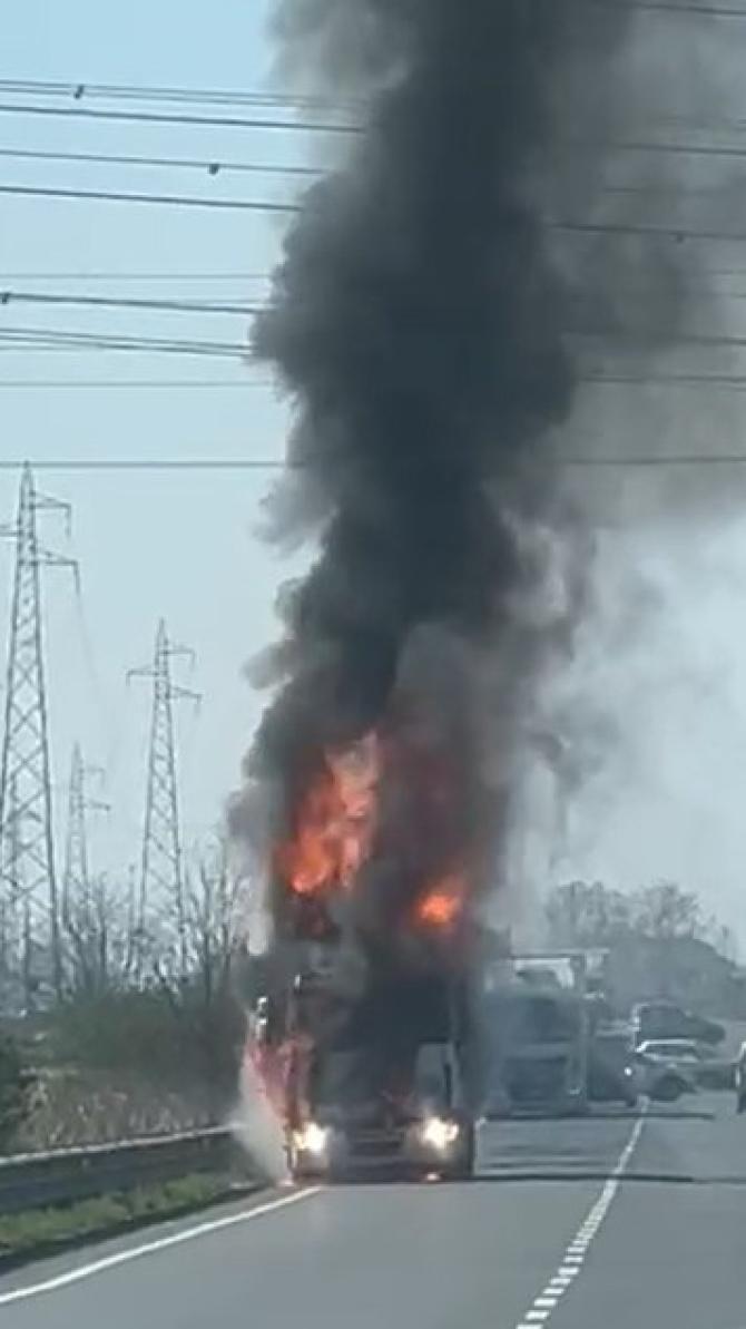 Camion in fiamme
