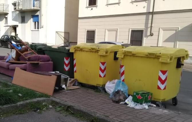 "Via Bezzecca: il passaggio sul marciapiede è bloccato dai rifuti"