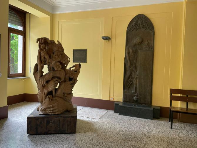 Sulle rotonde e in Municipio le opere dell’artista Dino Damiani