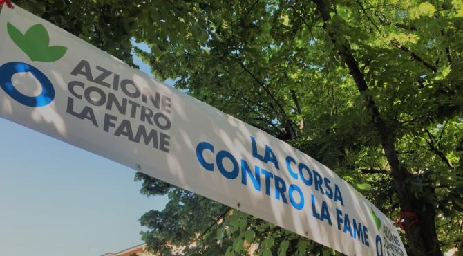 Lo striscione della manifestazione "Corsa contro la fame"