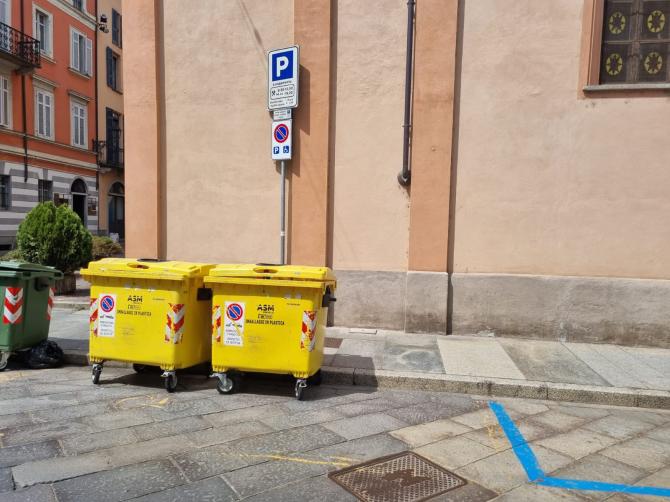 Corso Libertà: "I parcheggi per disabili occupati dai bidoni"