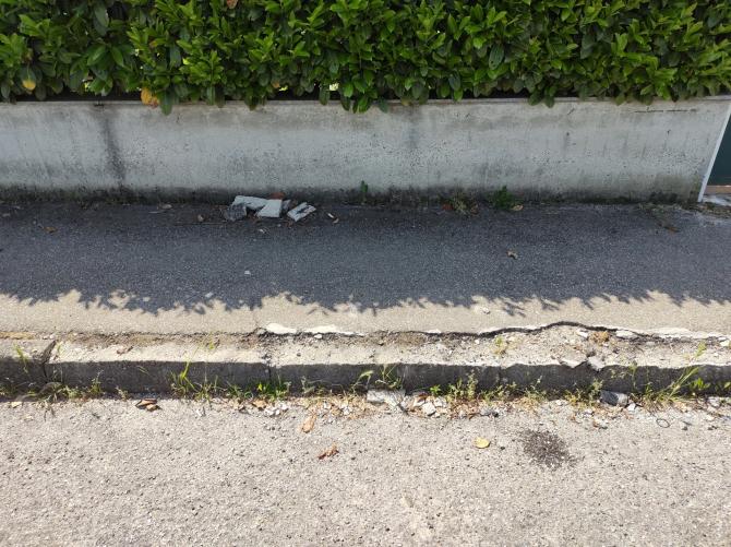 Vercelli: marciapiede pericoloso in via Caboto