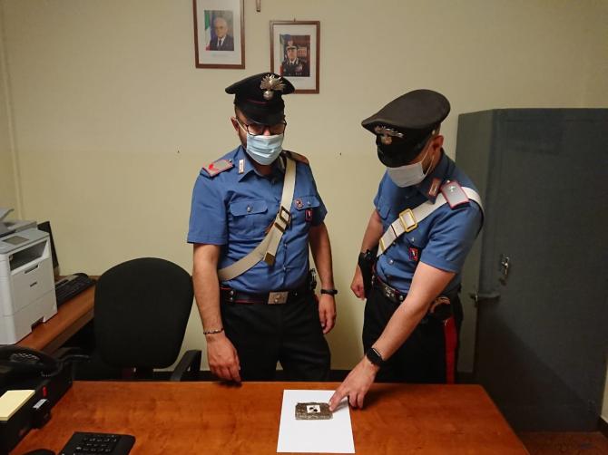 I carabinieri di Cigliano con la droga sequestrata