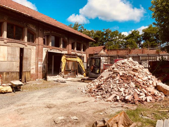 Lavori di demolizione degli ex magazzini comunali al rione Isola