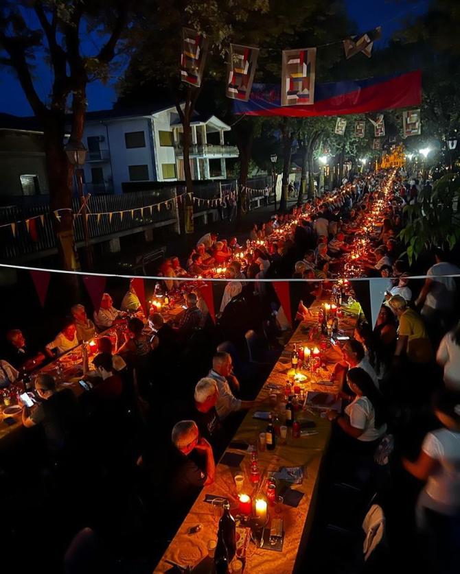 Cena medievale con 879 commensali