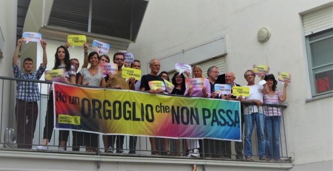 Striscione Amnesty e Cgil Vercelli
