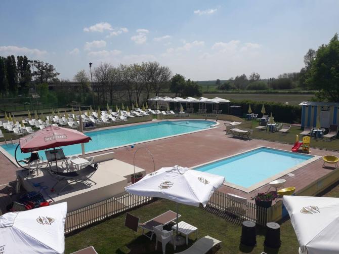 Ferragosto in piscina tra musica e maxigrigliata