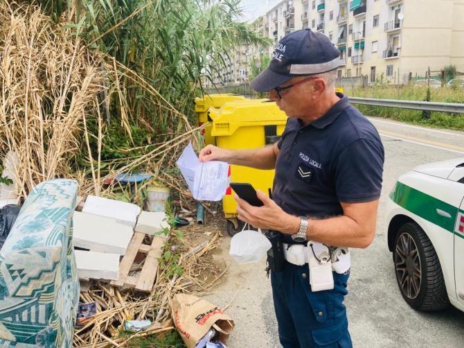 Polizia municipale controllo rifiuti