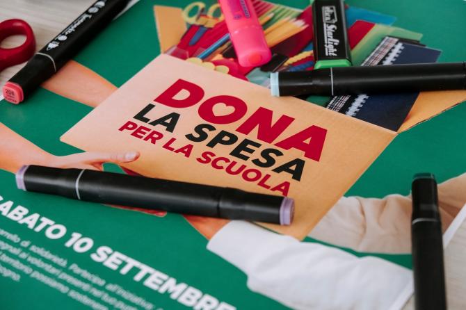Dona la spesa per la scuola