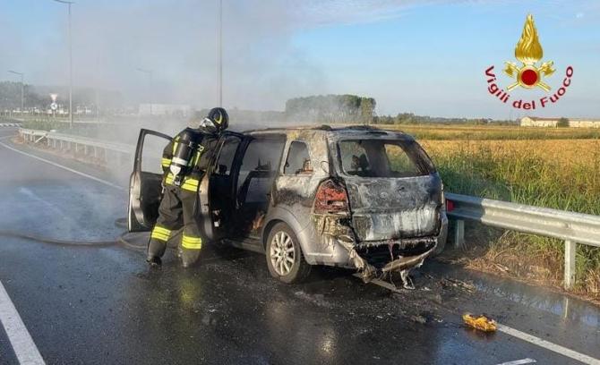 Incendio autovettura