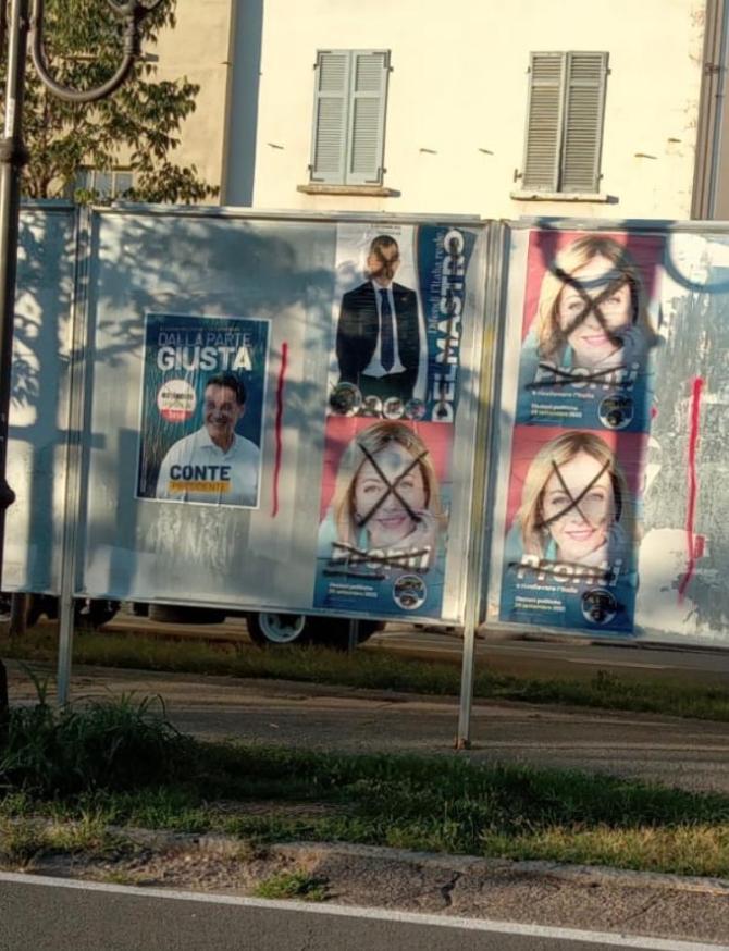 Manifesti deturpati