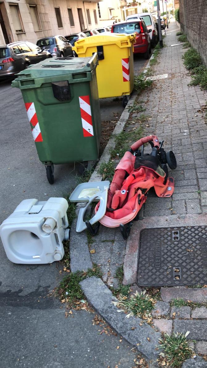 "Marciapiede tra via Alfieri e via Guicciardini invaso dai rifiuti"