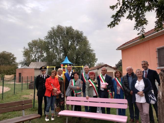 Tre panchine colorate contro le discriminazioni a Quinto