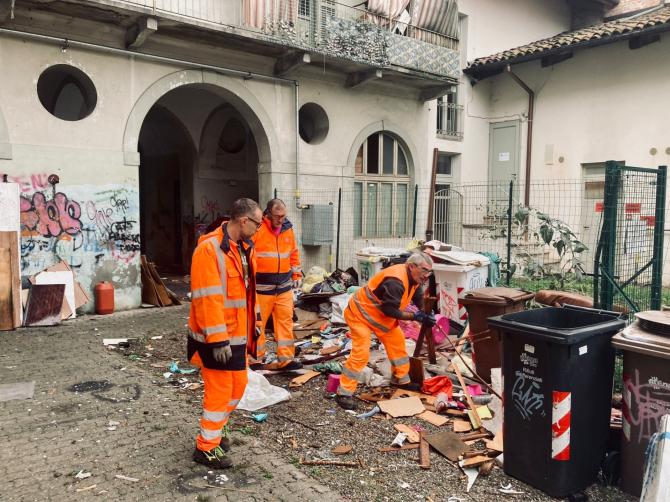 Vercelli; sgombero ingombranti in via Dante