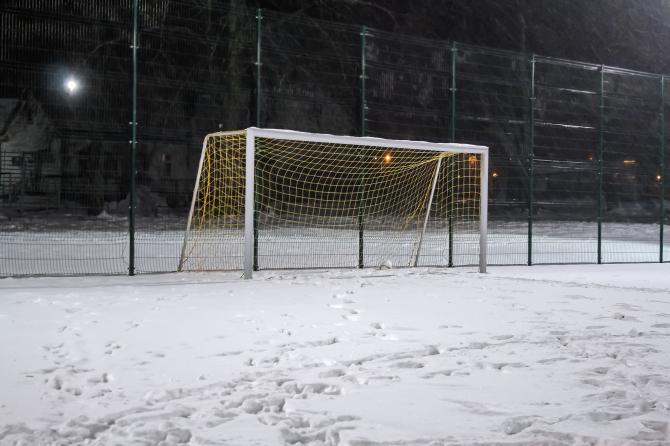 Campo da calcio con neve